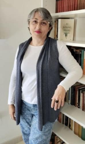 Belén Ávila apoyada en librería Belén Ávila apoyada en librería