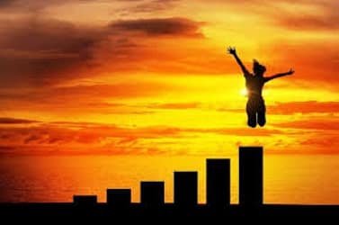 Mujer feliz saltando sobre bloques cada vez más altos como símbolo del crecimiento personal. Mujer feliz saltando sobre bloques cada vez más altos como símbolo del crecimiento personal.