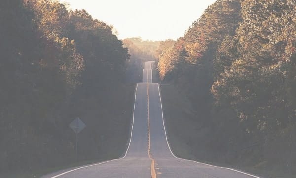 La vida es un camino lleno de complicaciones, a veces demasiadas. Imagen de carretera con cambios de rasante muy pronunciados, alegoría de los altibajos de la vida La vida es un camino lleno de complicaciones, a veces demasiadas. Imagen de carretera con cambios de rasante muy pronunciados, alegoría de los altibajos de la vida