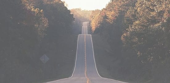La vida es un camino lleno de complicaciones, a veces demasiadas. Imagen de carretera con cambios de rasante muy pronunciados, alegoría de los altibajos de la vida. La vida es un camino lleno de complicaciones, a veces demasiadas. Imagen de carretera con cambios de rasante muy pronunciados, alegoría de los altibajos de la vida.